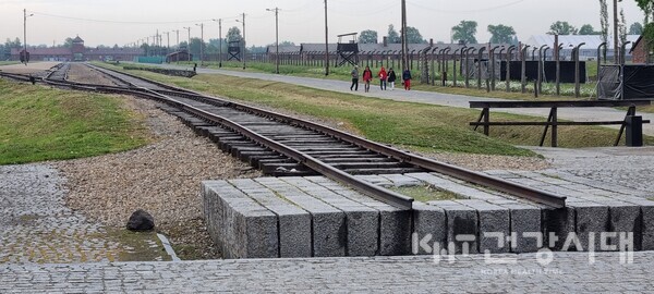 아수슈비츠 수용소에 연결 되어있는 철도.(사진:그린닥터스 제공)