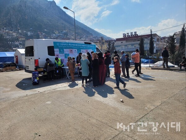 튀르키예 강진 이재민들이 치료를 받기 위해 기다리고 있다.(사진=그린닥터스 제공)