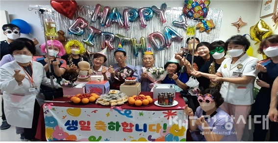 온종합병원 호스피스병동에서 생일파티가 열렸다.(사진=온종합병원 제공)