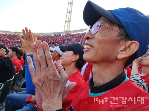 ​지난 20일 부산 사직야구장에서 경기를 관람하고 있는 김태현 씨. (사진=온종합병원 제공)
