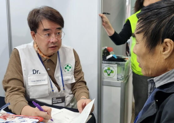 2023 북한이탈주민 일자리박람회에 참여한 정근 그린닥터스재단 이사장이 의료지원 활동을 펼치고 있는 모습